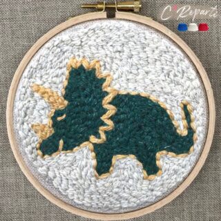 Kit Punch Needle 1 Motif Khéops le Triceratops par la marque C’Reparti C’Reparti - Kit Punch Needle 1 Motif Khéops le Triceratops