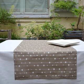 Chemin de table Perle taupe par la marque Fleur de Soleil Fleur de Soleil - Chemin de table Perle taupe