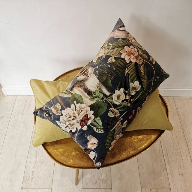 Fleur de Soleil - Coussin velours singe et perroquets bleu