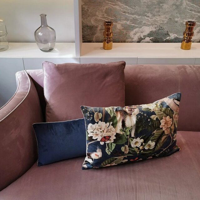 Fleur de Soleil - Coussin velours singe et perroquets rouge