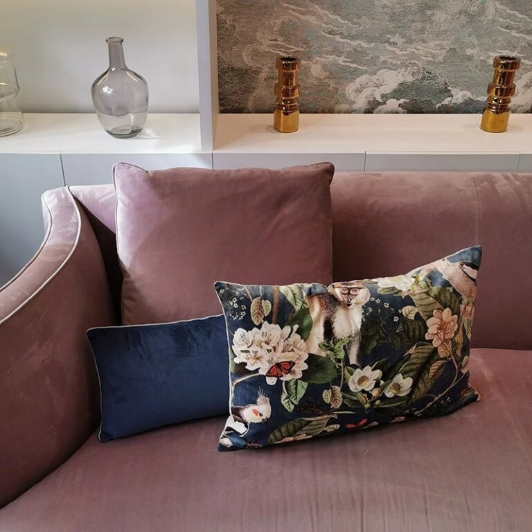 Fleur de Soleil - Coussin velours singe et perroquets rouge