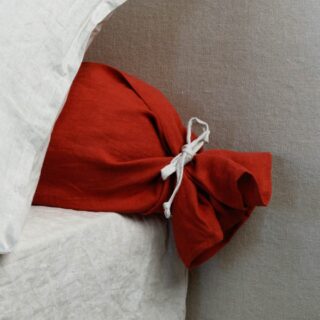 Taie de Traversin en Lin – Rouge par la marque EMBRIN EMBRIN - Taie de Traversin en Lin – Rouge