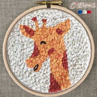 Kit Punch Needle 1 Motif Olaf la Girafe par la marque C’Reparti C’Reparti - Kit Punch Needle 1 Motif Olaf la Girafe