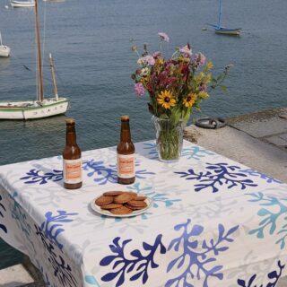 Nappe enduite Corail bleu par la marque Fleur de Soleil Fleur de Soleil - Nappe enduite Corail bleu