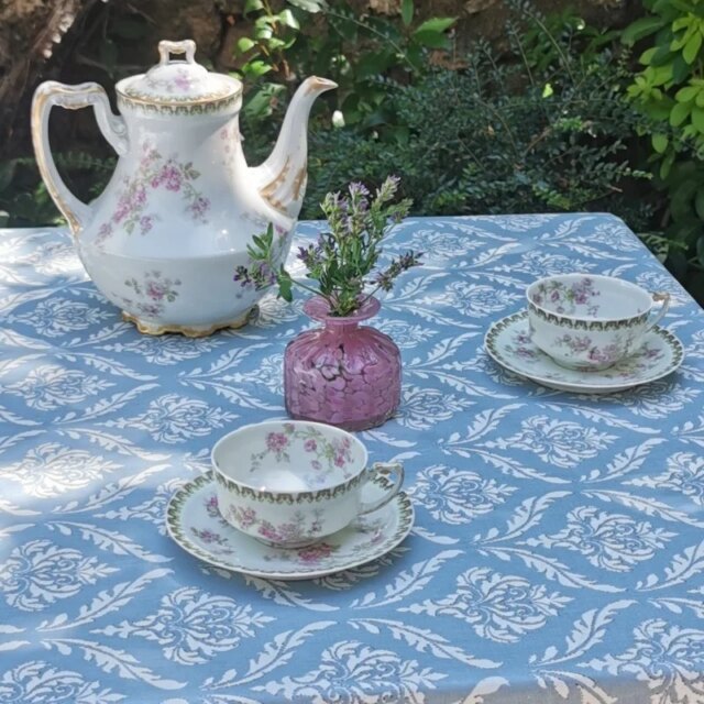 Fleur de Soleil - Nappe enduite Pompadour bleue