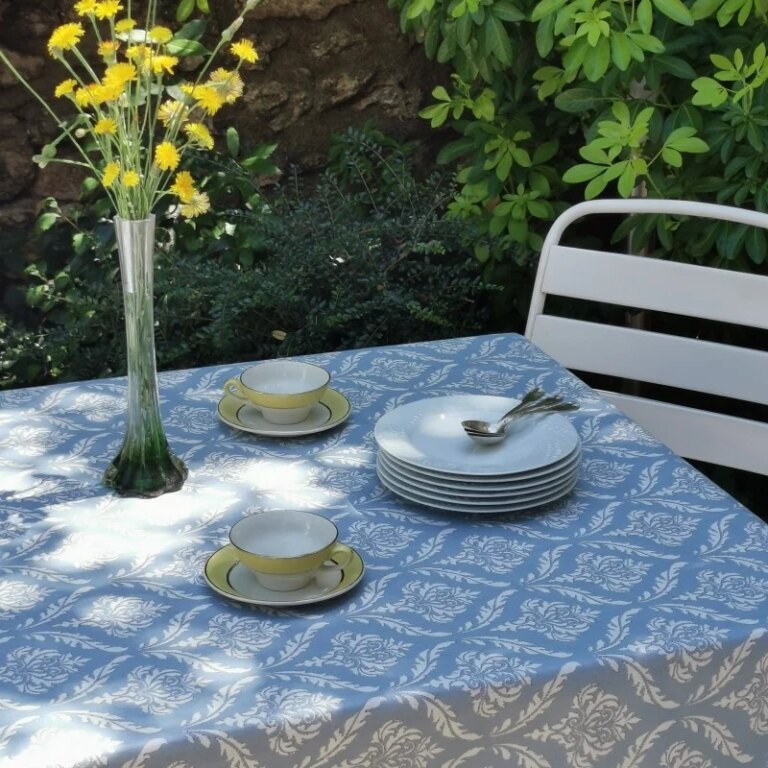 Fleur de Soleil - Nappe enduite Pompadour bleue