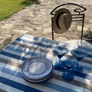 Nappe enduite Rayure taupe bleu avec trou de parasol par la marque Fleur de Soleil Fleur de Soleil - Nappe enduite Rayure taupe bleu avec trou de parasol