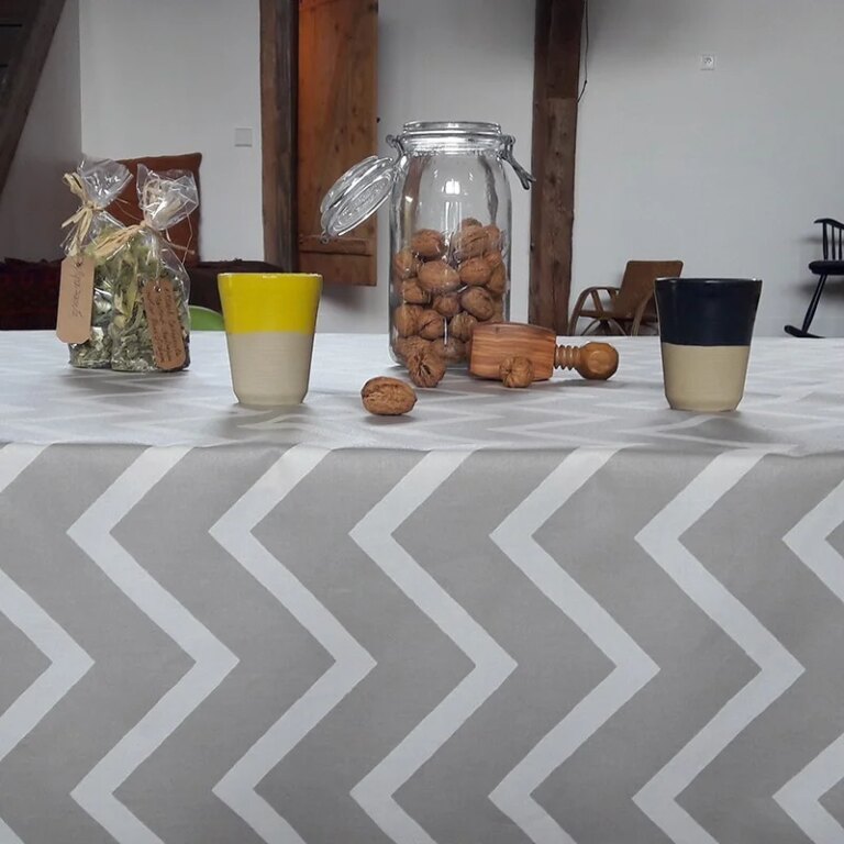 Fleur de Soleil - Nappe enduite ronde ou ovale Chevrons Beige