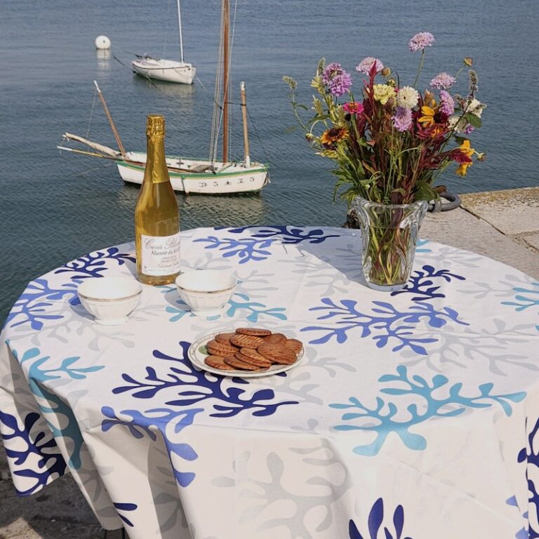 Fleur de Soleil - Nappe enduite ronde ou ovale Corail bleu
