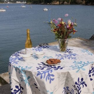 Fleur de Soleil - Nappe enduite ronde ou ovale Corail bleu