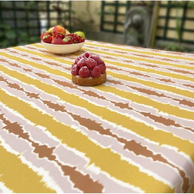 Fleur de Soleil - Nappe enduite anti tache ronde ou ovale ikat jaune curry