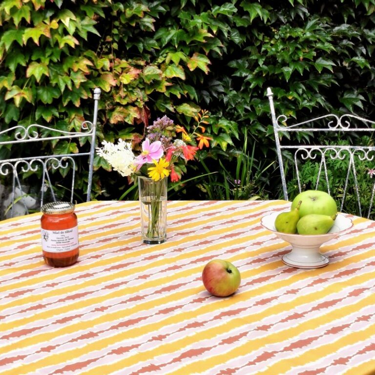 Fleur de Soleil - Nappe enduite anti tache ronde ou ovale ikat jaune curry