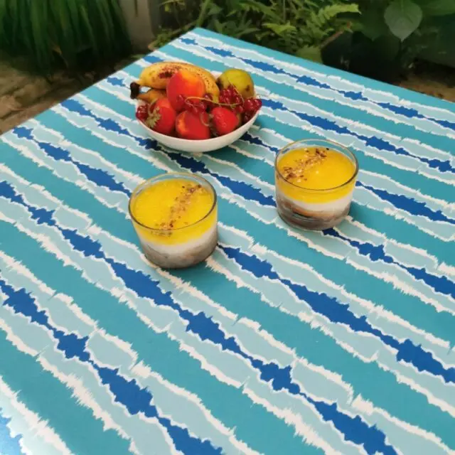 Fleur de Soleil - Nappe enduite anti tache ronde ou ovale ikat turquoise