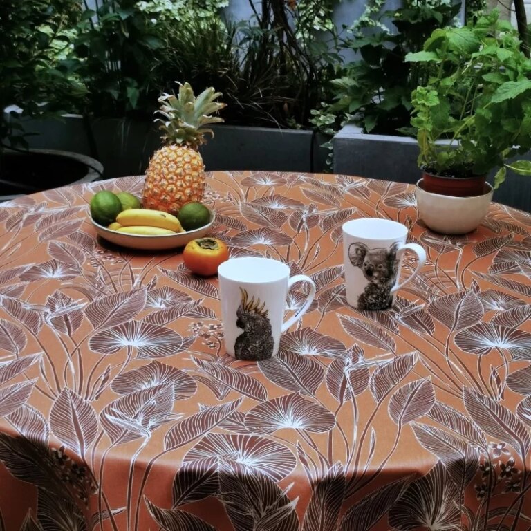 Fleur de Soleil - Nappe enduite ronde ou ovale Jungle brun