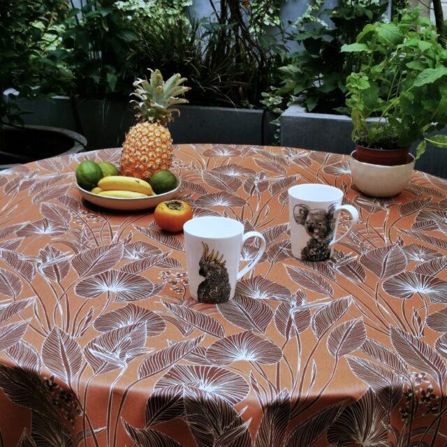 Fleur de Soleil - Nappe enduite ronde ou ovale Jungle brun avec trou de parasol