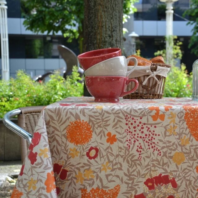 Fleur de Soleil - Nappe enduite ronde ou ovale Mimosa Rouge fond lin