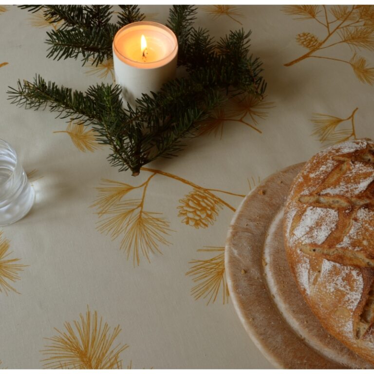 Fleur de Soleil - Nappe enduite ronde ou ovale Pin doré Noël
