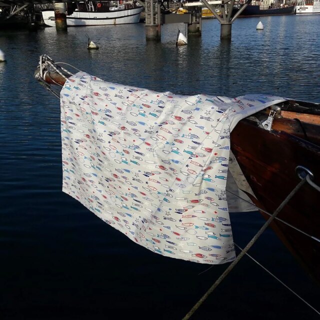 Fleur de Soleil - Nappe enduite ronde ou ovale Poissons bleus rouges