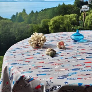 Nappe enduite ronde ou ovale Poissons bleus rouges par la marque Fleur de Soleil Fleur de Soleil - Nappe enduite ronde ou ovale Poissons bleus rouges