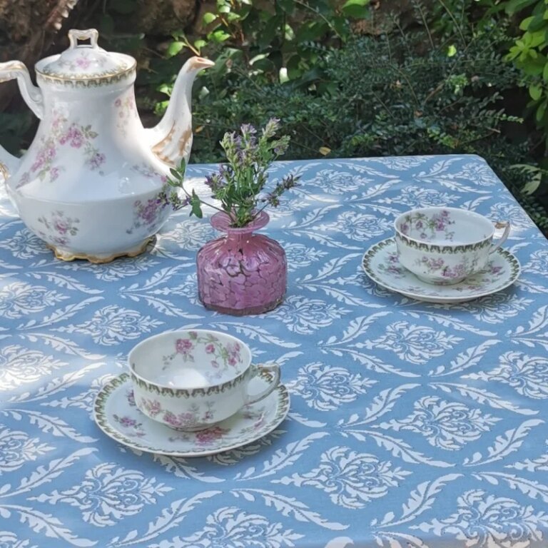 Fleur de Soleil - Nappe enduite ronde ou ovale Pompadour bleue
