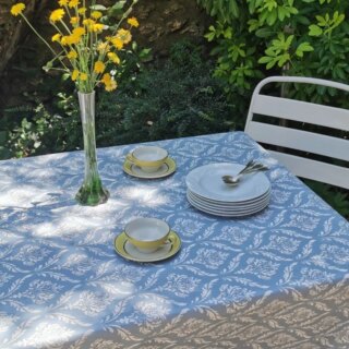 Nappe enduite ronde ou ovale Pompadour bleue par la marque Fleur de Soleil Fleur de Soleil - Nappe enduite ronde ou ovale Pompadour bleue