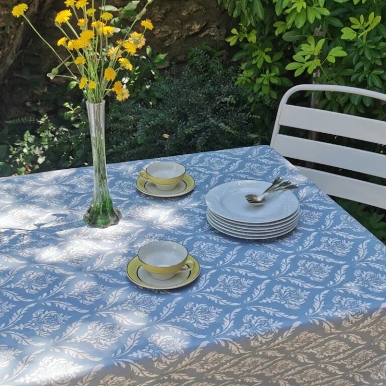 Fleur de Soleil - Nappe enduite ronde ou ovale Pompadour bleue