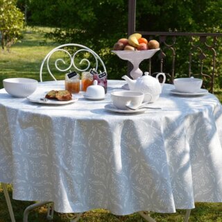 Nappe enduite ronde ou ovale Pompadour grise par la marque Fleur de Soleil Fleur de Soleil - Nappe enduite ronde ou ovale Pompadour grise