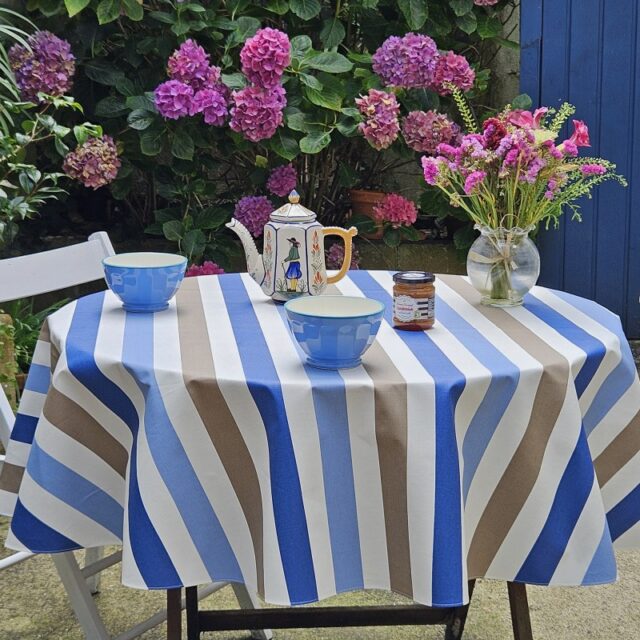 Fleur de Soleil - Nappe enduite ronde ou ovale Rayure taupe bleu