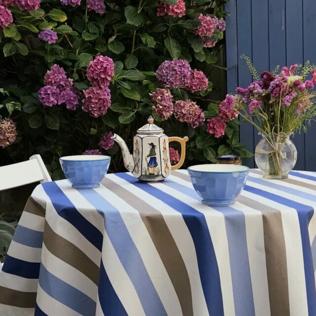 Fleur de Soleil - Nappe enduite ronde ou ovale Rayure taupe bleu