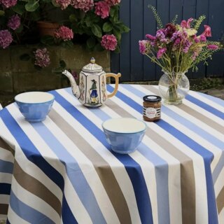 Nappe enduite ronde ou ovale Rayure taupe bleu par la marque Fleur de Soleil Fleur de Soleil - Nappe enduite ronde ou ovale Rayure taupe bleu