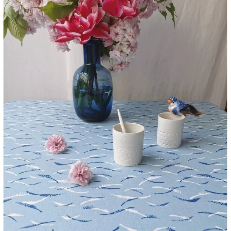 Fleur de Soleil - Nappe enduite ronde ou ovale Vagues bleues
