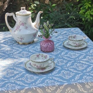 Set de table enduit Pompadour Bleu par la marque Fleur de Soleil Fleur de Soleil - Set de table enduit Pompadour Bleu
