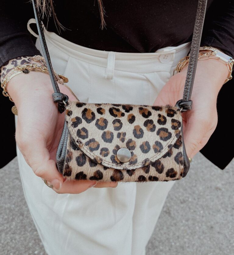 Maison Rottier - Maroquinerie fabriquée en France - Porte-Monnaie Bandoulière Cuir Noir Grainé Léopard - Mathilde