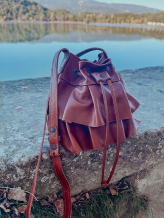 Sac Seau Cuir Marron Western – Élise par la marque Maison Rottier Maison Rottier - Sac Seau Cuir Marron Western – Élise