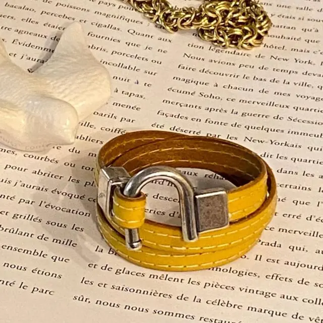 MAISON MALLOW - Bracelet en cuir Jaune Moutarde et fermoir Argent