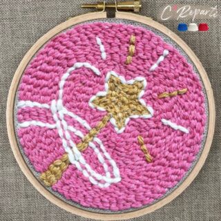 Kit Punch Needle 1 Motif Abracadabra la Baguette Magique par la marque C’Reparti C’Reparti - Kit Punch Needle 1 Motif Abracadabra la Baguette Magique
