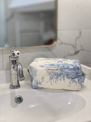 MAISON MALLOW - Trousse de Toilette Toile de Jouy Bleue