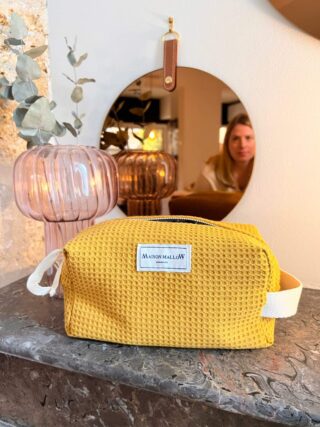 Trousse de Toilette Jaune Moutarde par la marque MAISON MALLOW MAISON MALLOW - Trousse de Toilette Jaune Moutarde