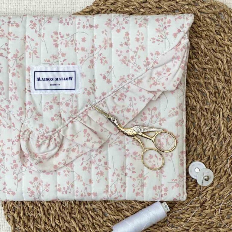 Maison Mallow - Pochette matelassée avec volant - à Fleurs Liberty