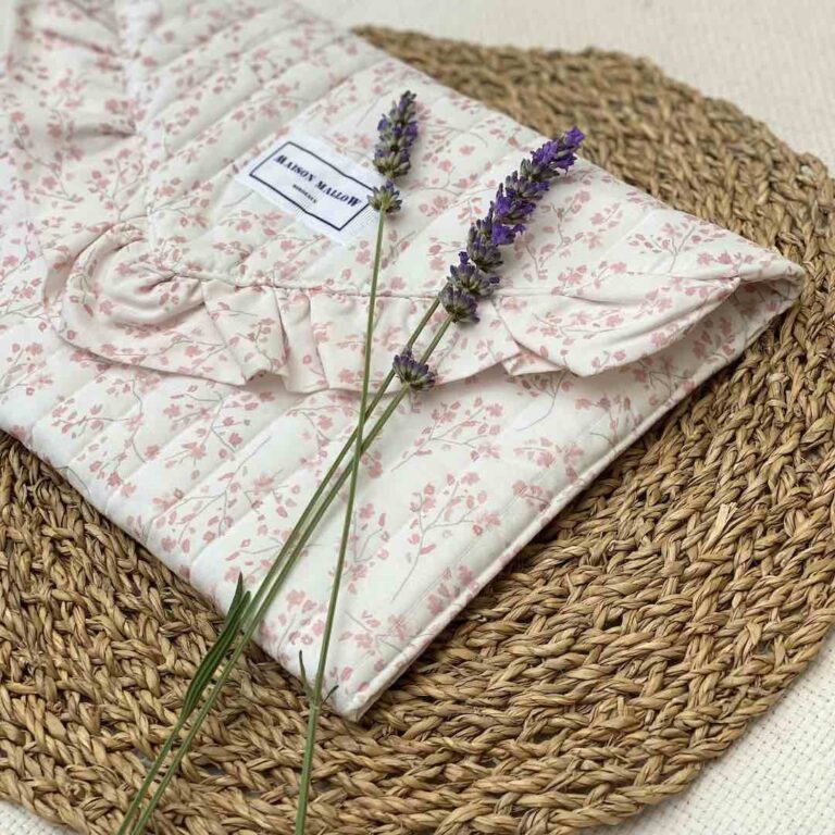 Maison Mallow - Pochette matelassée avec volant - à Fleurs Liberty