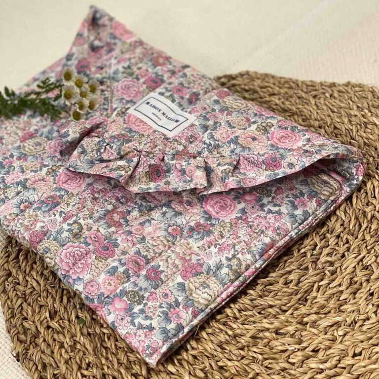 Maison Mallow - Pochette matelassée avec volant - à Fleurs Liberty