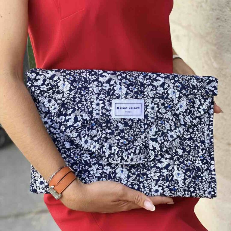 Maison Mallow - Pochette matelassée avec volant - à Fleurs Liberty
