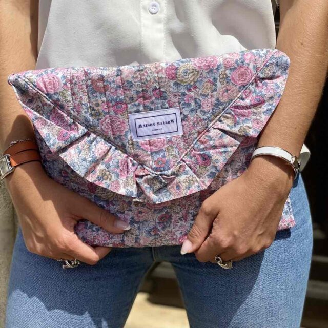 Maison Mallow - Pochette matelassée avec volant - à Fleurs Liberty