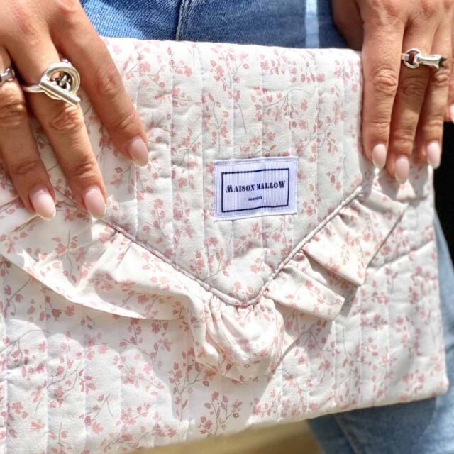 Maison Mallow - Pochette matelassée avec volant - à Fleurs Liberty