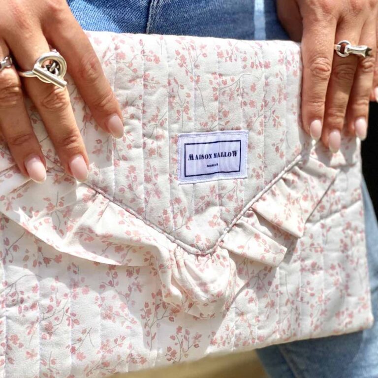Maison Mallow - Pochette matelassée avec volant - à Fleurs Liberty
