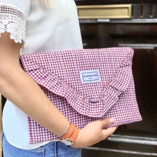 Pochette matelassée avec volant – carreaux Vichy rouges par la marque MAISON MALLOW MAISON MALLOW - Pochette matelassée avec volant – carreaux Vichy rouges