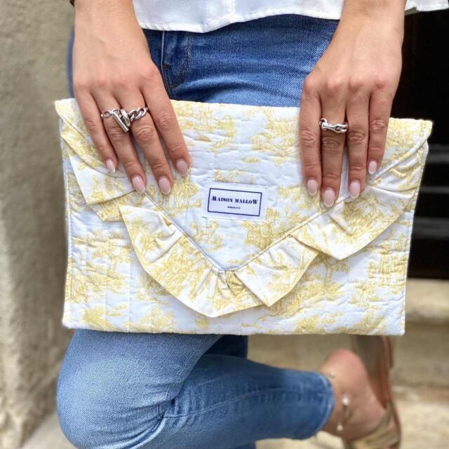 Maison Mallow - Pochette matelassée avec volant - Toile Jouy jaune
