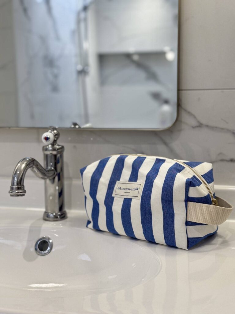 Maison Mallow - Trousse de Toilette à rayures bleues et blanches