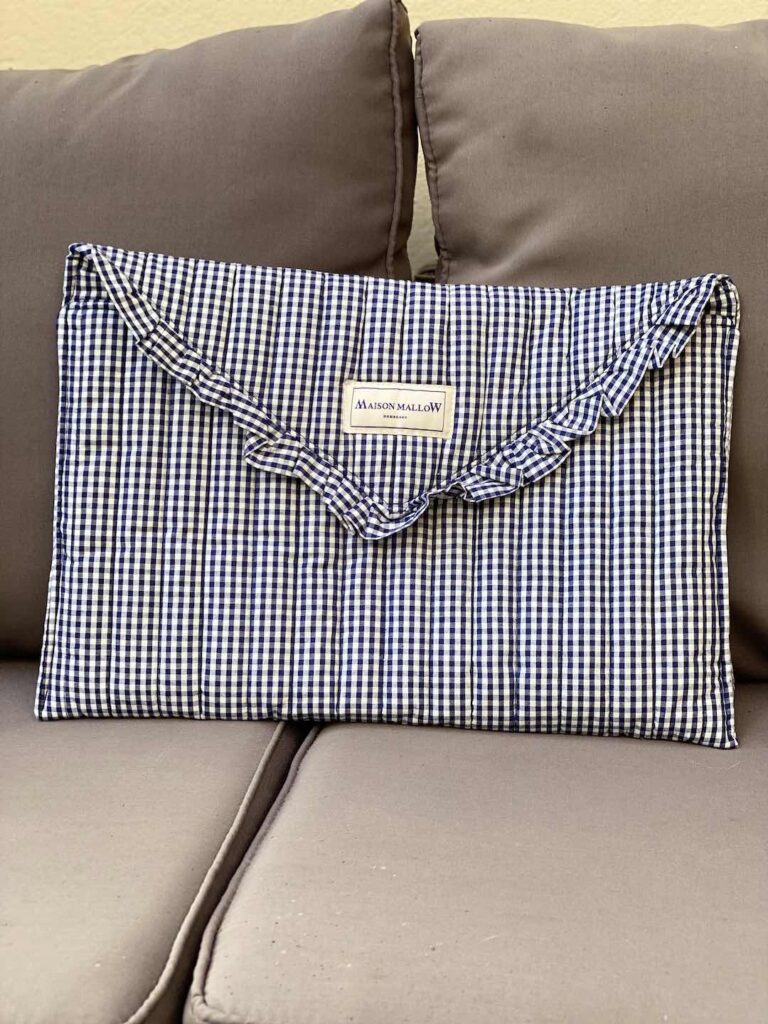 Maison Mallow - Pochette d'ordinateur matelassée avec volant - Initiales BB