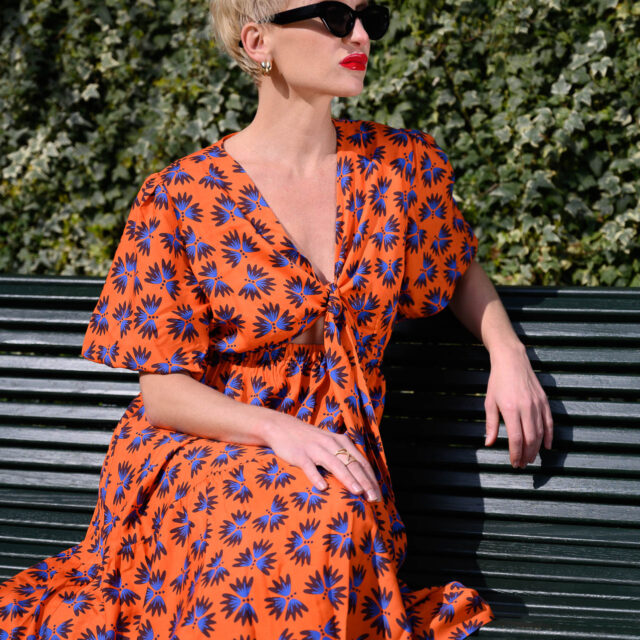 Nevice - Robe orange à fleurs bleues